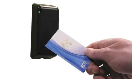 What are the advantages of a contactless card compared to a magnetic card